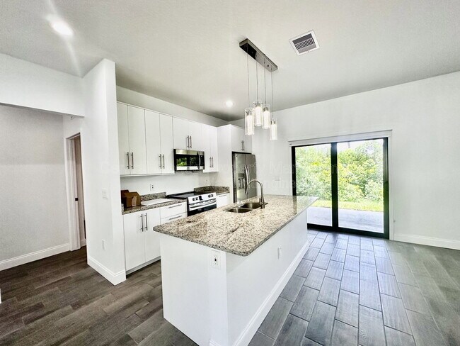 Photo - 774 W 9th St