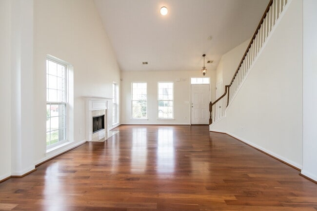 Photo - 413 Creekside Ln