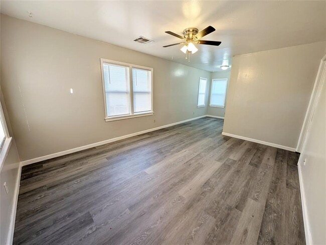 Photo - 221 E Myrtle Dr