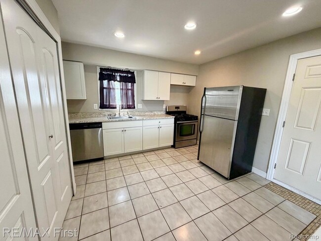 Photo - 1492 E Woodruff Ave