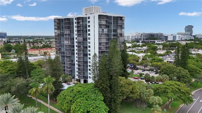 Building Photo - 20100 W Country Club Dr Unit 204