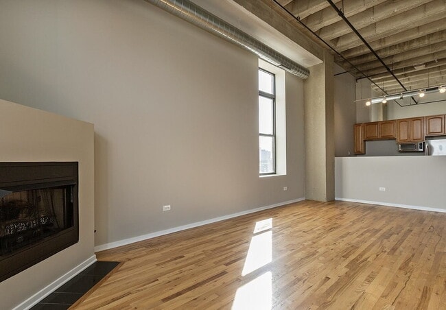 Photo - "Modern 2-Bed, 2-Bath Gem in Chicago's Heart – Fully Equipped for Urban Living!"