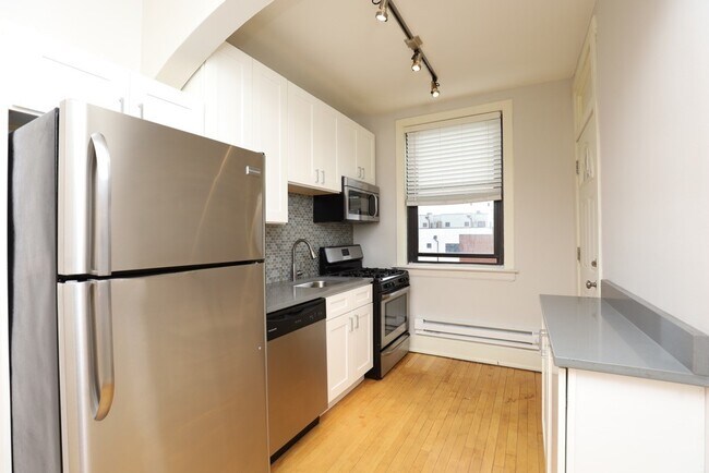 Photo - 2320.5 N Rockwell St Unidad B4