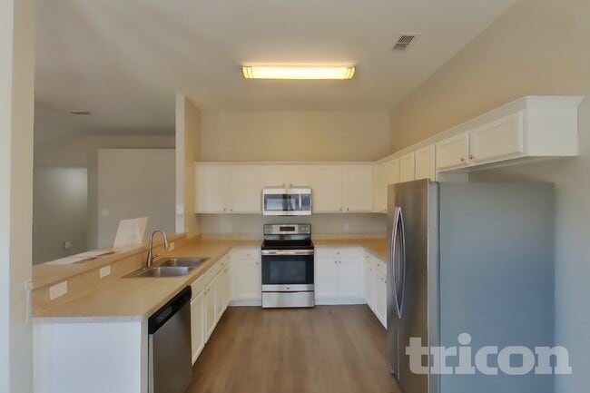 Photo - 1584 Sandhurst Dr
