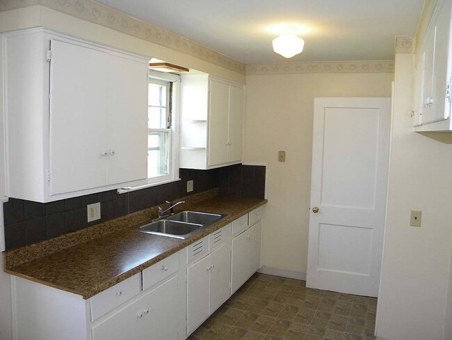 Photo - Nice 3 bedroom bungalow with full basement and garage.