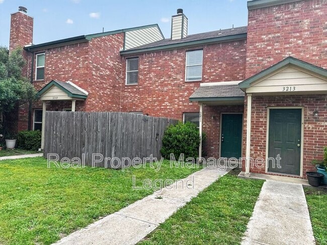 Photo - 3211 Roundtree Ln