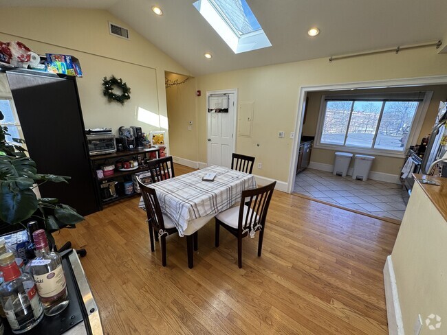 Building Photo - 208 Holland St Unit 2 Rental