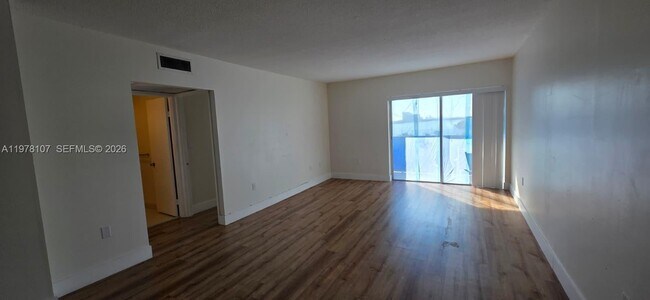 Building Photo - 400 Kings Point Dr Unit 505