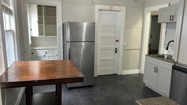 Building Photo - 825-827 Westcott Street Unit 825 Westcott (lower) Rental