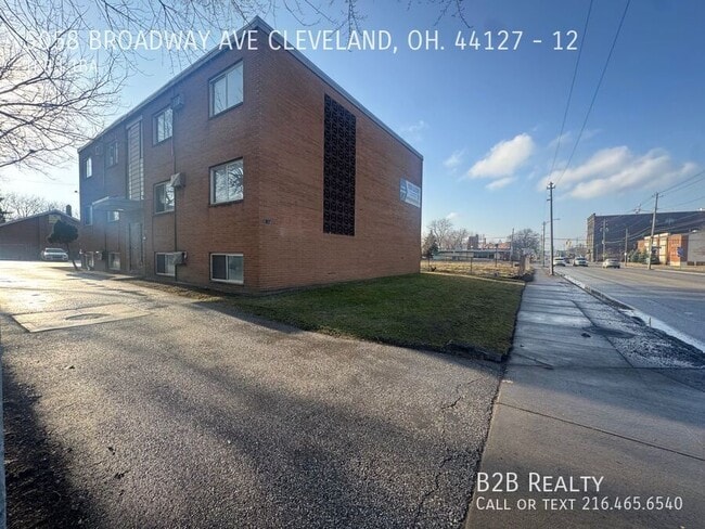 Building Photo - 5058 Broadway Ave Unit 12