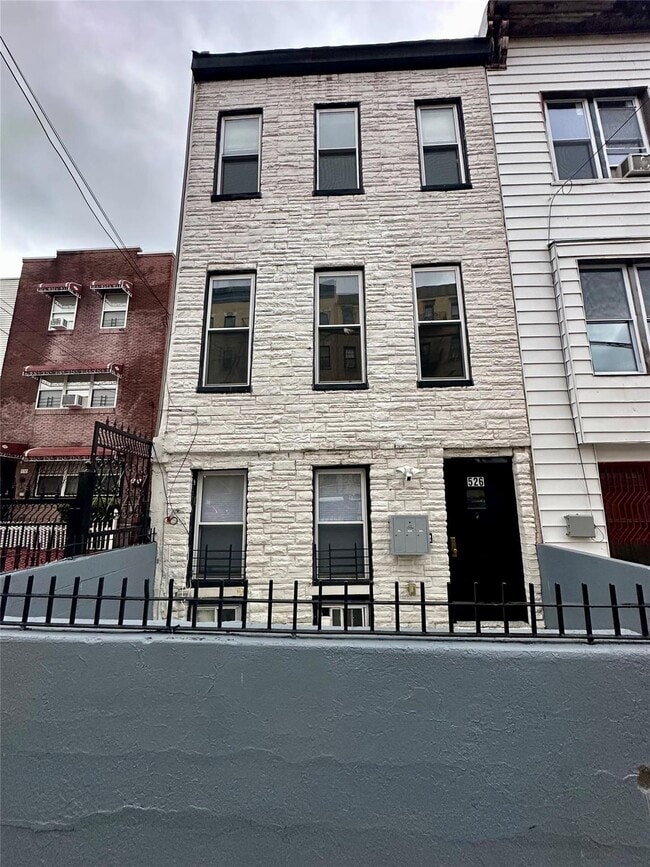 Building Photo - 526 E 148th St Rental