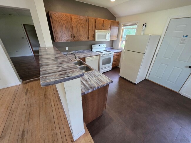 Building Photo - 633 Hudson St Rental