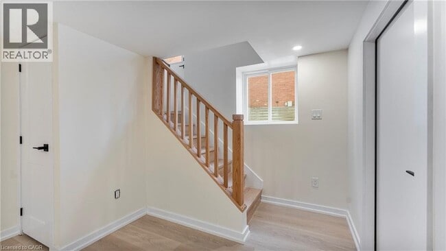 Photo - 313 Duke St E