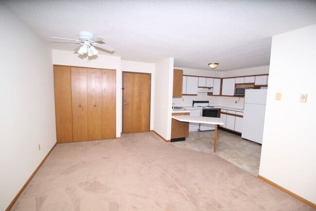 Photo - Lake Pointe Apartments
