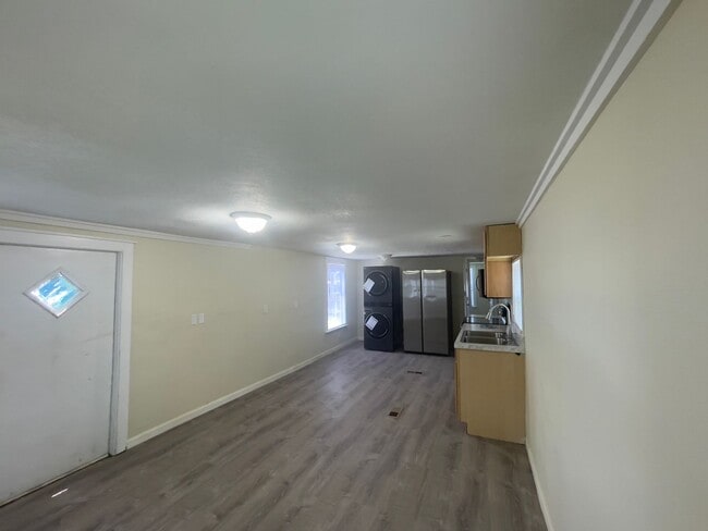Building Photo - PET FRIENDLY - DOGS AND CATS OK. Rental