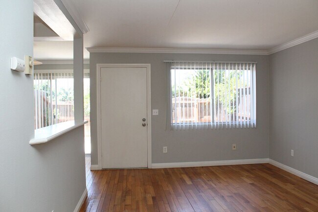 Building Photo - Spacious 3B/2.5BA UTC Townhouse w/ Garage,...