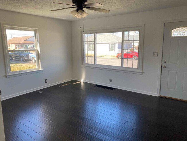 Photo - 811 Rubens St