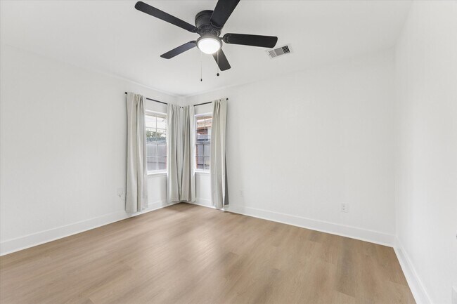 Photo - 2302 Hewitt Dr