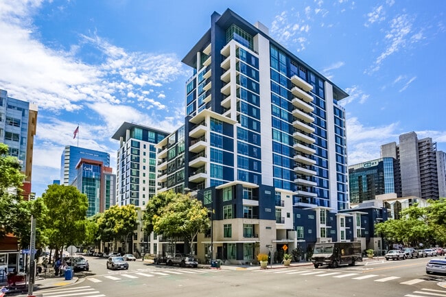 Building Photo - 425 W Beech St Unit 206