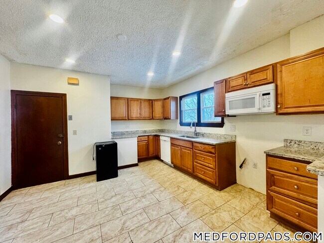 569 Main St Unit 2
