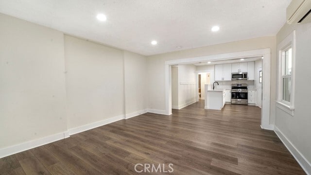 Photo - 911 W 40th Pl