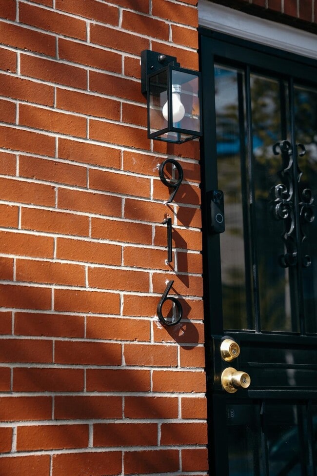 Photo - 916 W Lombard St