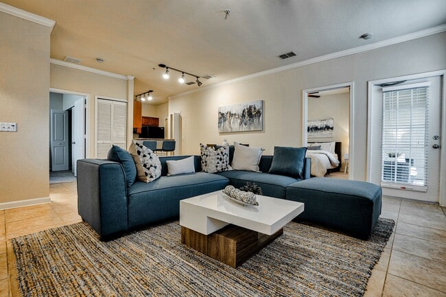 Living room - Estates at Heathbrook Apartments