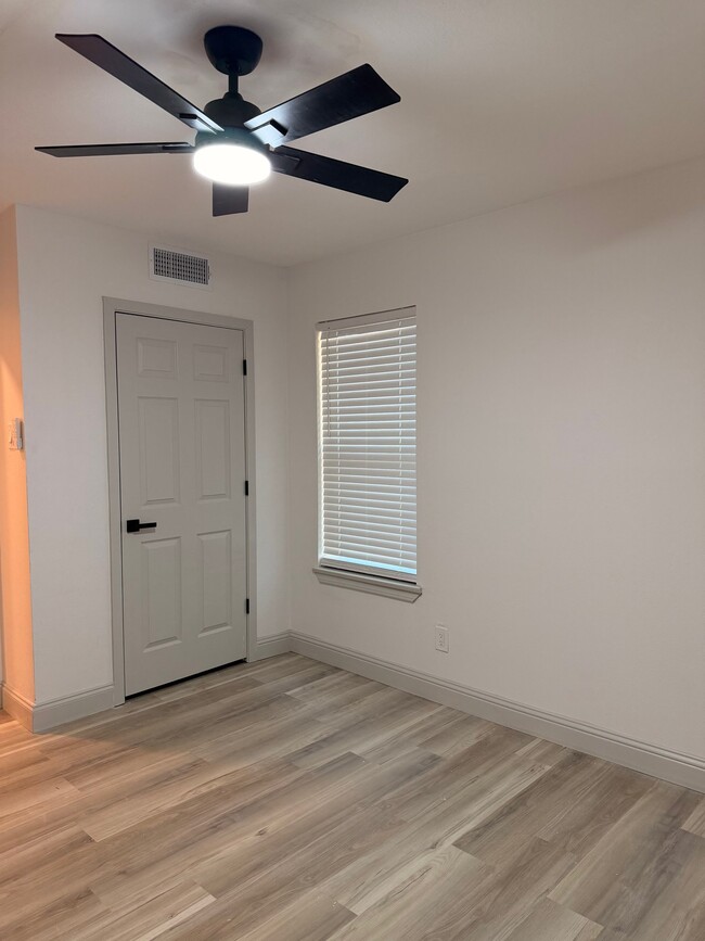 3 Pershing Dr Unidad B