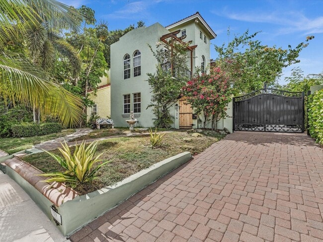 Photo - 724 Park Pl