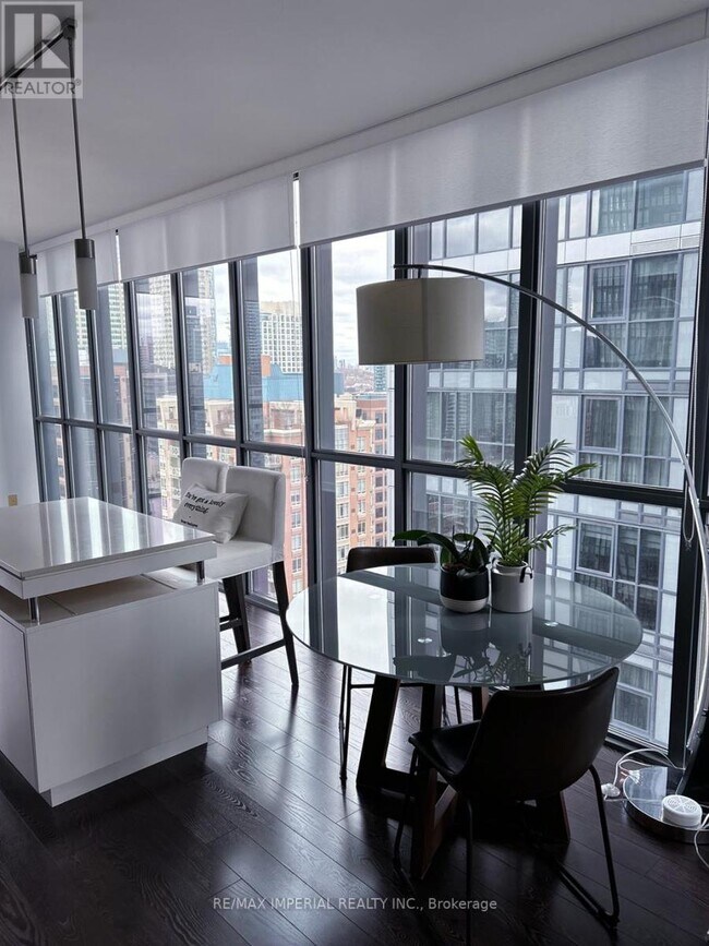 Photo - 110 Charles St E Unité 2507