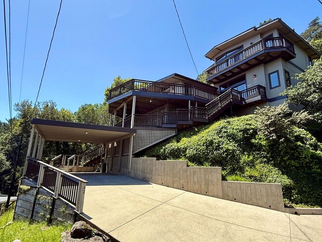 Building Photo - SPACIOUS THREE BED / THREE BATH HOME OFF OF PANORAMIC HWY WITH STUNNING VIEWS