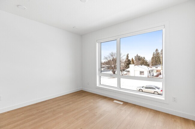 Photo - 9807-9153 153 St NW Unité MAIN 9807