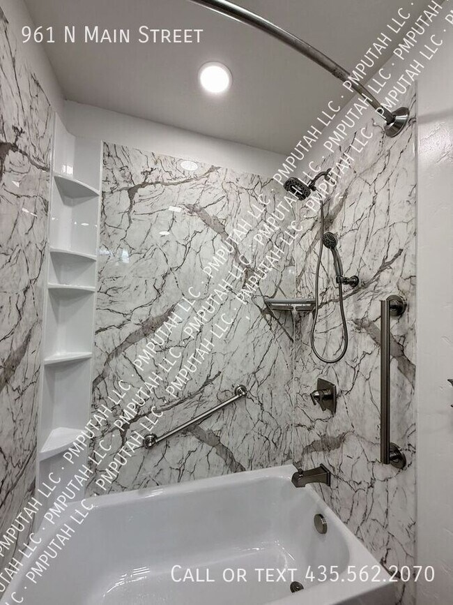 Photo - 961 N Main St