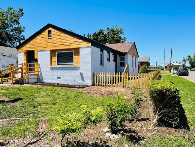 Building Photo - 555 E Harmon Dr