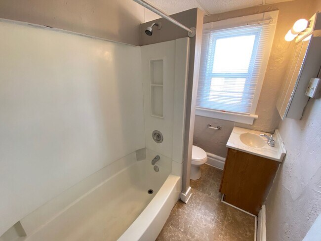 Photo - Hunter Ave 1438-1440 MLR Unit 1438