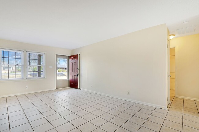 Building Photo - Adorable 2 Bedroom Duplex in Myrtle Beach