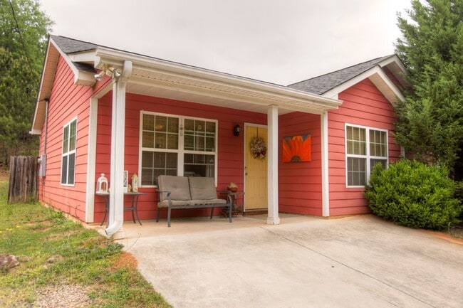 Building Photo - 3 BR, 2 BA House