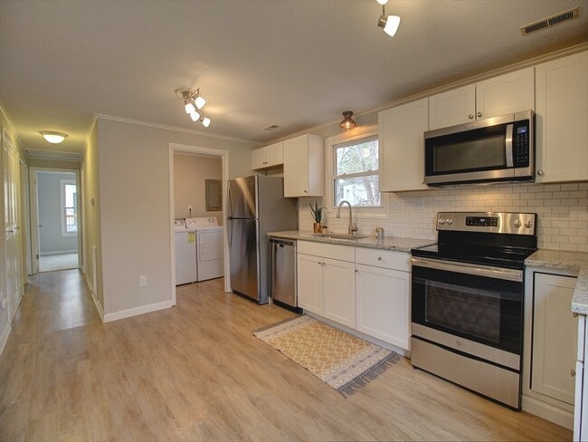 Photo - 3 bedroom ranch home with fenced yard!