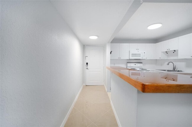 Building Photo - 770 SE 2nd Ave Unit 201F