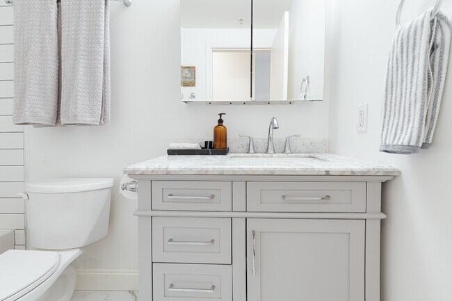 Photo - 1249 Granville St