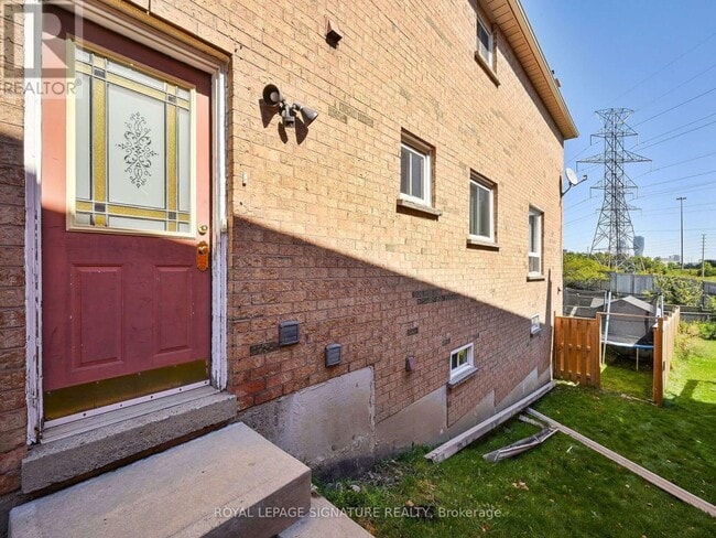 Photo - 556 Farwell Crescent