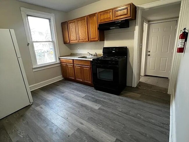 Photo - 943 E State St