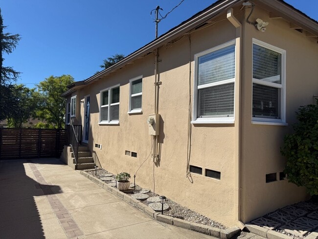 Building Photo - Amazing 3 Bedroom Montrose Home!