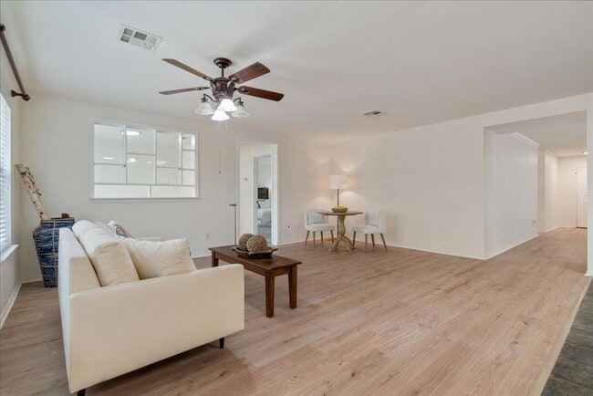 Building Photo - 708 Yosemite Trail