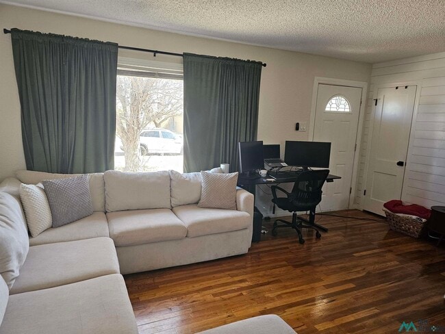 Photo - 2808 Ross St