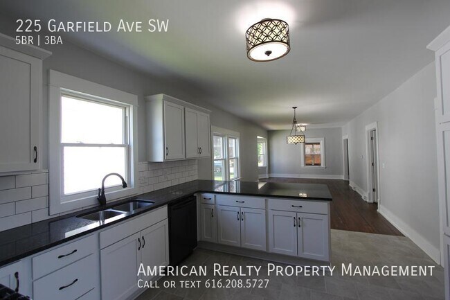 Photo - 225 Garfield Ave SW