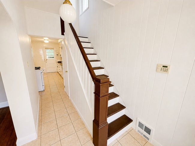 Photo - 2219 Edgebrook Ave