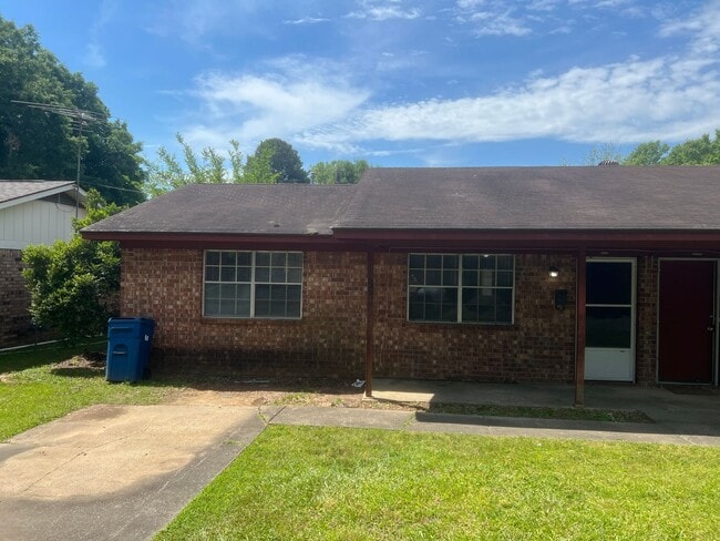 Building Photo - 2 Bed 1 Bath Duplex