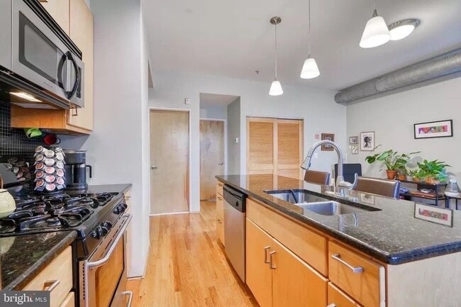 Photo - 1046543 W Madison St