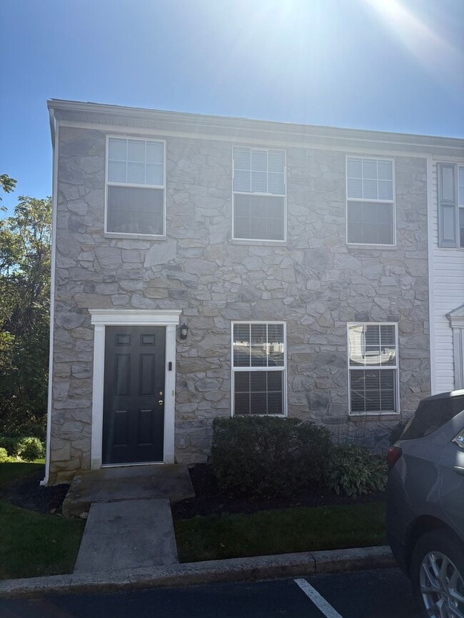 Building Photo - 3 Bedroom/1.5 Bath End Unit, Parking-Cherr...